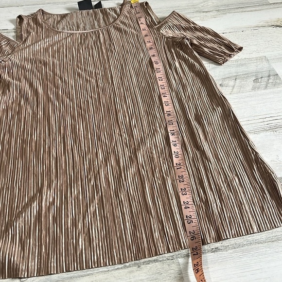 Chico’s Travelers Micro Pleat Cold Shoulder Top Size 1.  NWT - Picture 8 of 11